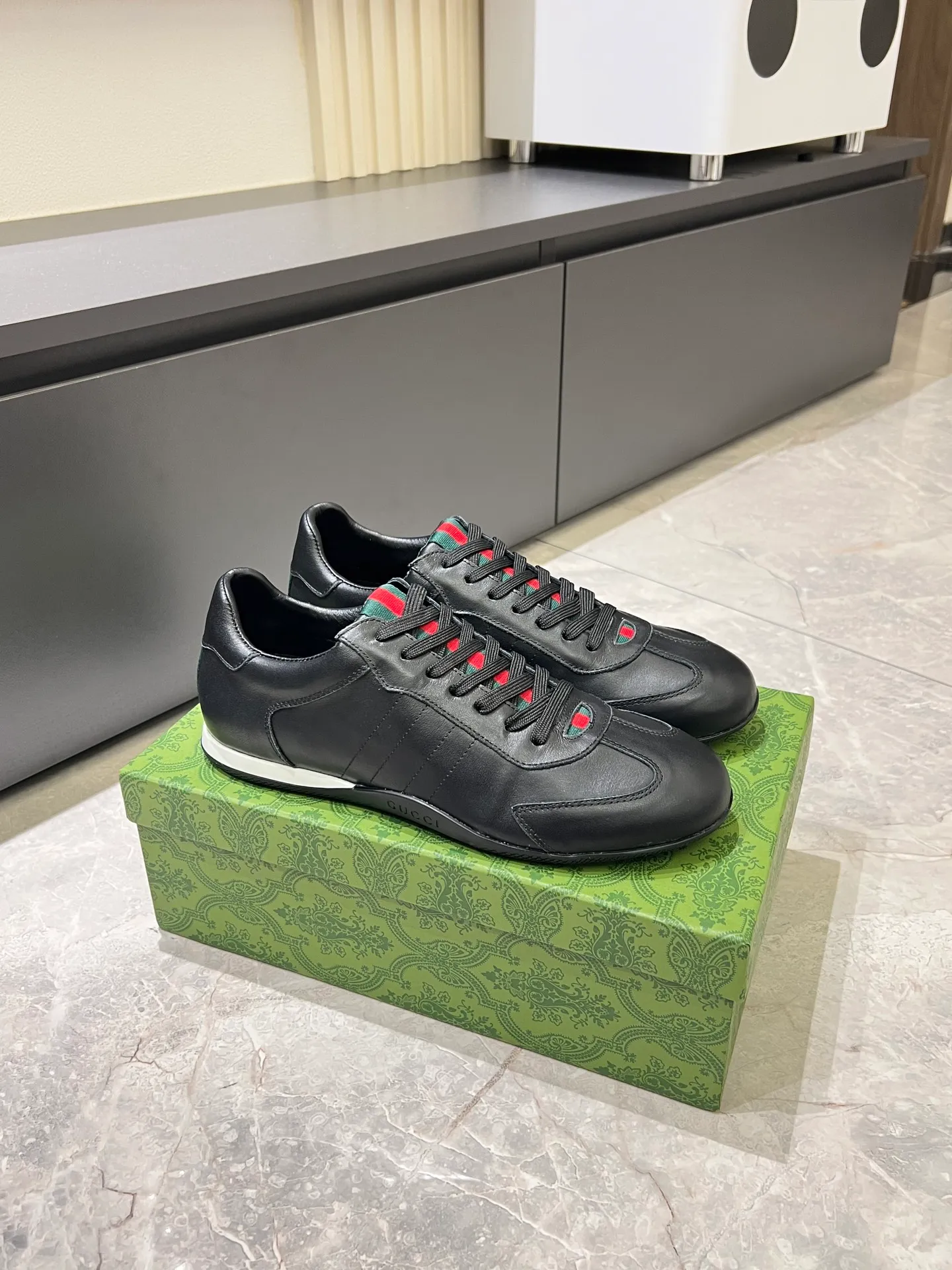 Men's shoes 💰p400 Gucci Shift series sports shoes, featuring lightweight thin sole design, suede + canvas + technical fabric splicing, perfect texture! The tongue and heel have red and green webbing, which is highly recognizable✨. The classic brown + off-white color scheme is retro and modern. The shell-toe shoe shape makes the feet smaller. It is perfect for daily wear or skirts and trousers. The upper fabric + elastic heel is easy to put on and take off, and the wrapping feeling is comfortable. It can be used for commuting and leisure. It has become one of Demna Gvasalia’s hottest items after taking over🔥. size: 38-45!